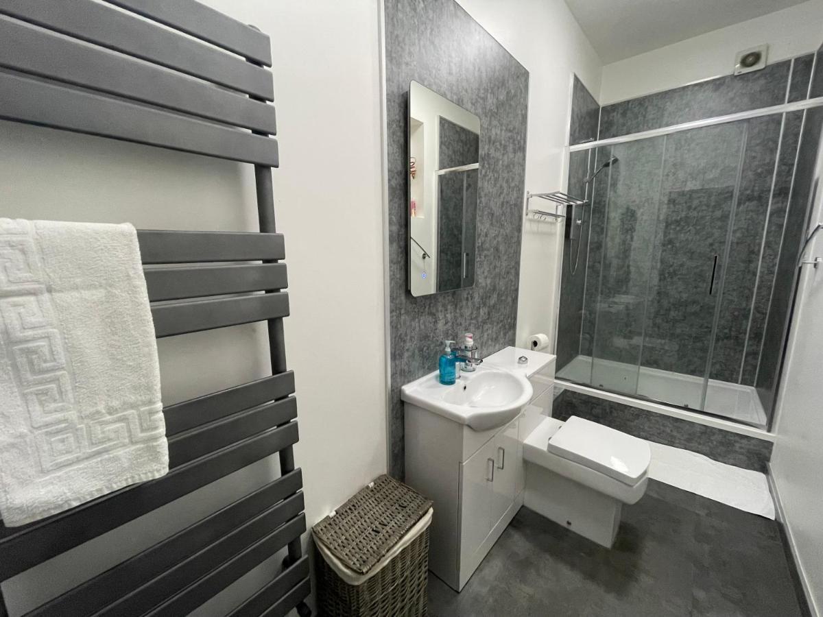 Premier 2 Bed Flat C Apartment บร็อกซ์เบิร์น ภายนอก รูปภาพ