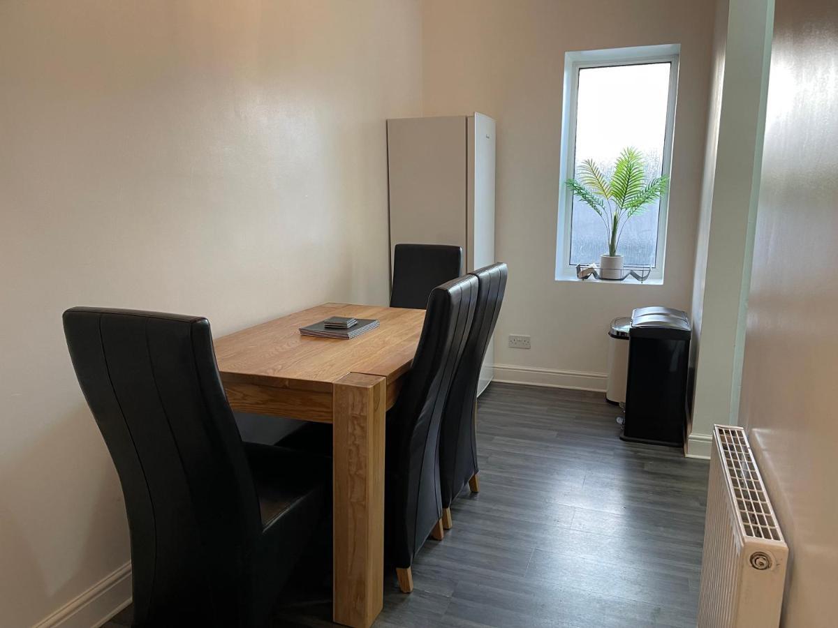 Premier 2 Bed Flat C Apartment บร็อกซ์เบิร์น ภายนอก รูปภาพ