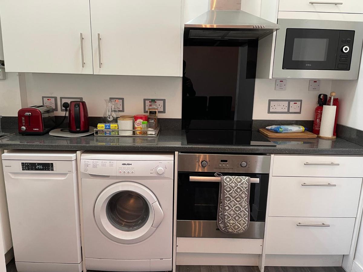 Premier 2 Bed Flat C Apartment บร็อกซ์เบิร์น ภายนอก รูปภาพ