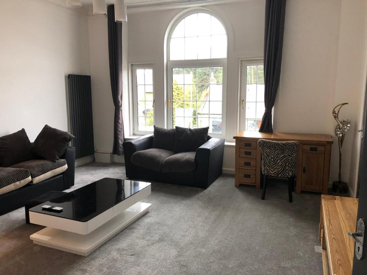 Premier 2 Bed Flat C Apartment บร็อกซ์เบิร์น ภายนอก รูปภาพ
